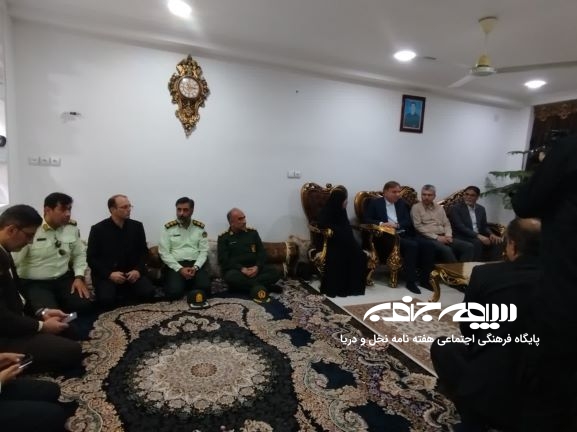 دیدار استاندار بوشهر با خانواده شهید غلامرضا جوان