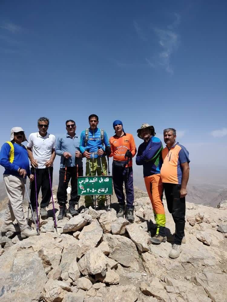 صعود گروه هفت نفره فرهنگیان دشتستان به قله ۴۰۵۰ متری بل اقلید فارس